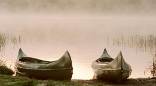To kanoer ved vannkanten